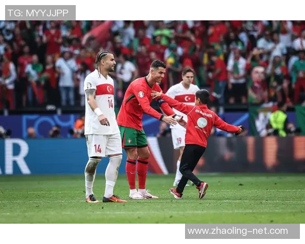 欧冠赛场惊现奇葩时刻球迷冲入抢夺C罗球衣引发热议